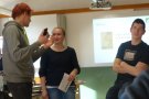 Drei Personen im Gespräch