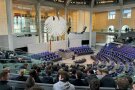 Die Studierenden sitzen im Plenarsaal des Reichstagsgebäudes 