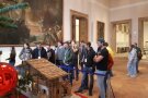 Gruppe vor der Krippe im Landtagsgebäude