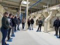 Personen stehen in einer Firmenhalle