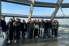 Die Studierenden stehen in der Kuppel des Reichstags für ein Gruppenfoto.