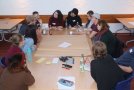 Mehrere Studierende im Gespräch.