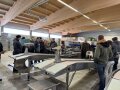 Personen stehen um Sortieranlage für Eier