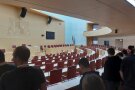 Die Gruppe besichtigt den Plenarsaal.