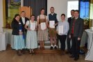 Die besten vier Absolventen mit Schulleitung Und Lehrkräften