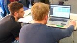 Zwei Personen am Computer