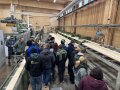 Personen stehen in einer Maschinenhalle