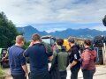 Gruppe Studierende vor Landmaschine