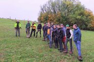 Personen stehen auf eine Wiese