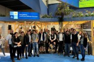 Die Studierenden stehen vor dem Messestand der Landfrauengruppe Weilheim-Schongau.