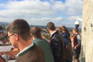 Personen blicken auf Stadt herab