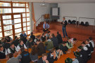 Referent steht vor Publikum in Halle