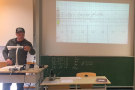 Studierender präsentiert Ergebnisse