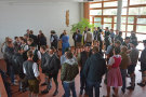 Mehrere Personen unterhalten sich in Halle