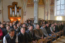 Studierende und Lehrer in der Kirche